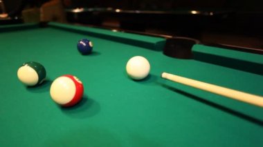 adam Bilardo mavi topu cebine atıyor.