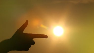 el güneşe ateş eder.