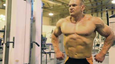 spor salonunda vücut geliştirmeci süzme kasları