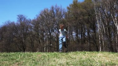 Çocuk atlar ve eller tarlada bahar dalgalar.