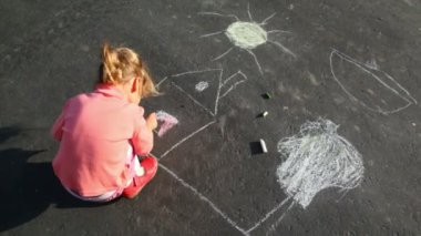 küçük kız asfaltta düzenlemesi