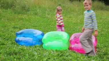 oğlan ve kız şişme koltuklar yürüyüş