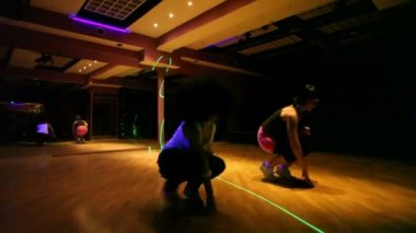 kulüpte dans 2 kız