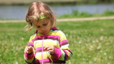 Karahindiba ile kız mor bluz, oynamaktadır