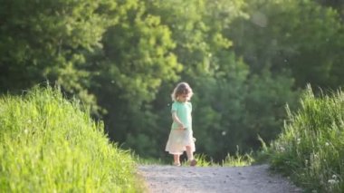 oyuncak ile yolda yürüyen kız