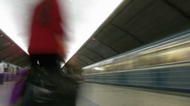 iki tren istasyonunda geliyor. zaman atlamalı