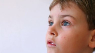 özenli çocuk izlerken bir yandan görünüm