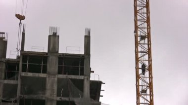 işçi vinç üzerinde yukarı doğru tırmanmaya