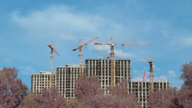 İnşaat evleri ve Vinçler gökyüzü altında