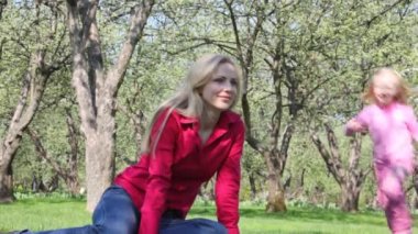 Anne kız birlikte bitki üzerinde çalış