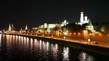 nehir, otomobil road, kremlin duvarları ve kuleler moscow City