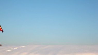 adam arka plan gökyüzü kar devam ediyor.