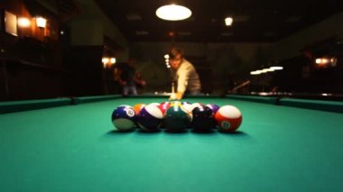 el topları üçgeninde biliards masasında toplayın.