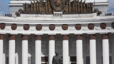 Moskova - Haziran 7: lenin heykeli alt ve yıldız üstünde Haziran 7, 2009, Moskova, Rusya ile tüm-Rusya Sergi Merkezi salonu. Merkezi'ne, 1939 yılında resmen açıldı. Toplam 237 olduğunu,