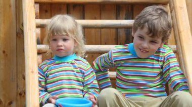 ilginç bir şey izlerken küçük kız ve erkek