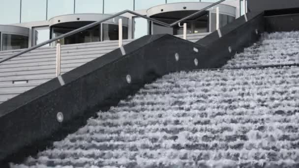 Mengalir air di air mancur melangkah dengan tangga — Stok Video