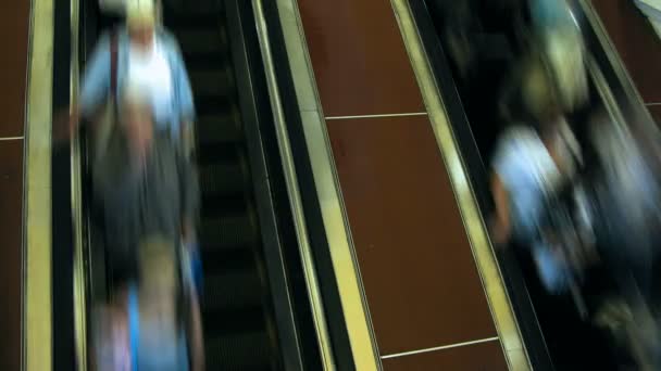 Ascendiendo en escaleras mecánicas — Vídeos de Stock