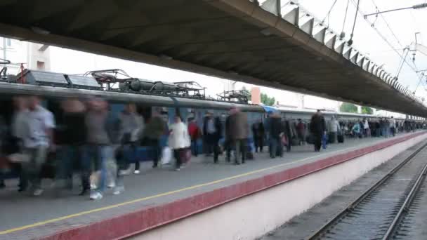 Vertrek van een trein vanaf station, menigte op platform. time-lapse — Stockvideo