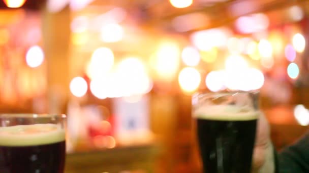 Zwei Hände klirren mit Becher Bier — Stockvideo
