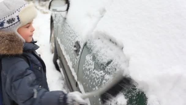 Ребенок и автомобиль в снегу — стоковое видео