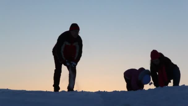 La familia Silhouette juega con la nieve — Vídeos de Stock