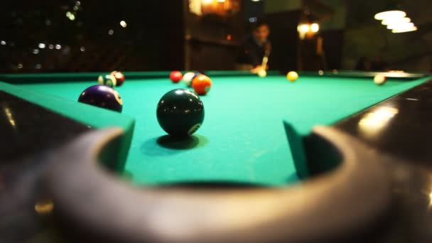 Homme dans le billard tire balle verte dans la poche — Video