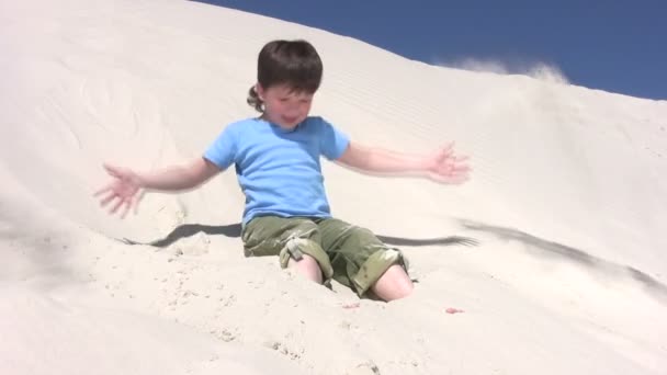 Junge wirf den Sand — Stockvideo