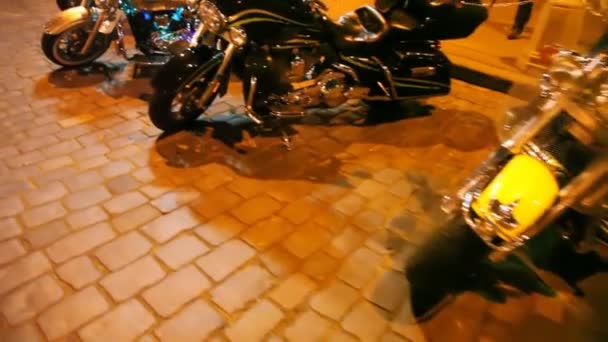 Motocicletas en cuadrado — Vídeos de Stock