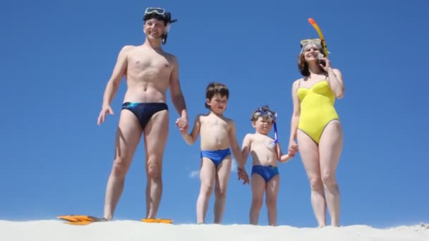 Família feliz de nadadores, ficar — Vídeo de Stock