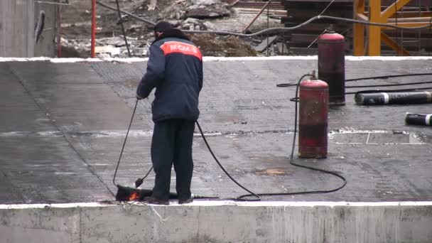 Arbeiter schweißt Abdeckung auf Dach — Stockvideo