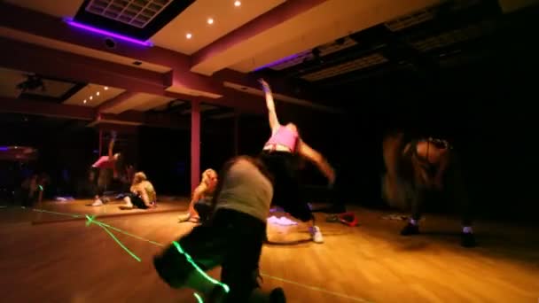 Meisjes dansen en doen acrobaticks — Stockvideo