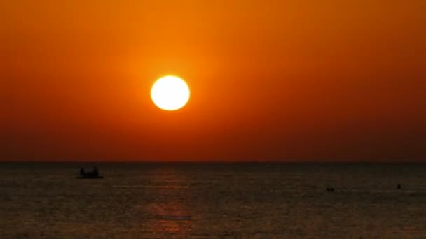 Puesta de sol en el mar: el sol cae para el horizonte — Vídeos de Stock