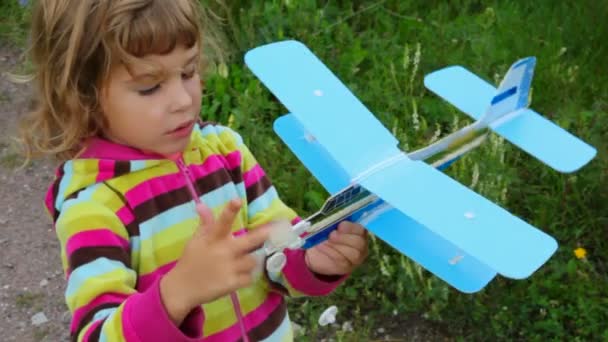 Niña jugando con juguete avión al aire libre — Vídeos de Stock