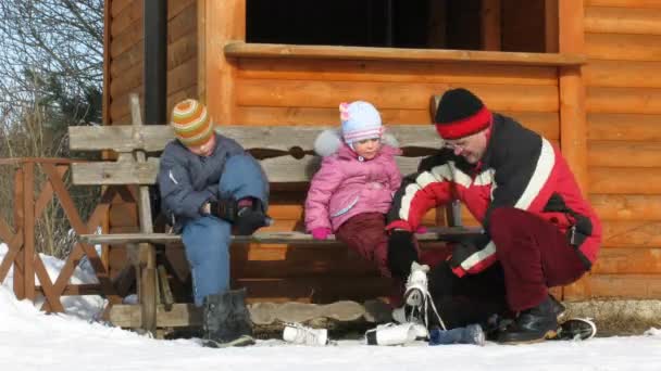 Семья из четырех человек с коньками, зима, временной интервал — стоковое видео