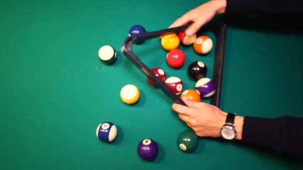 Le mani raccolgono palle in triangolo sul tavolo biliardo — Video Stock