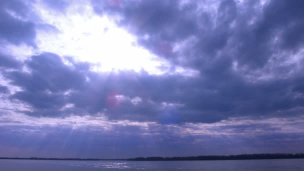 Nuvens escuras sobre a água — Vídeo de Stock