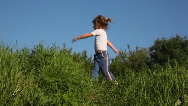 Mädchen turnt auf Wiese — Stockvideo