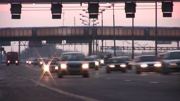 Mover los coches con faros luminosos debajo del puente — Vídeos de Stock