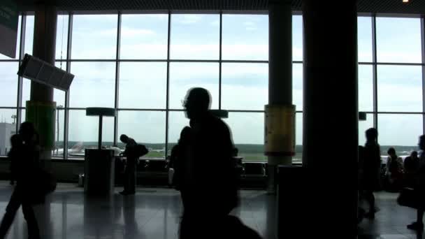 In a hall of the airport, a shade on a floor — Stock Video