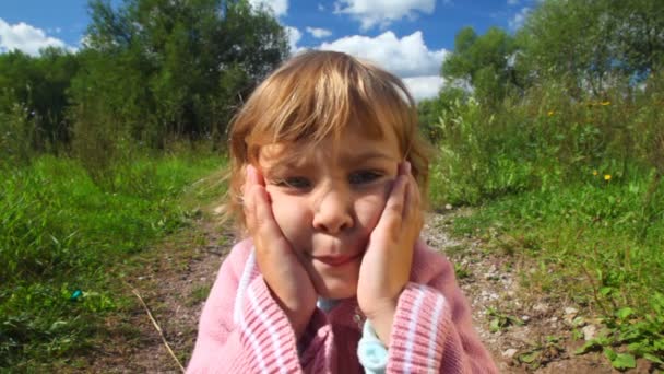 Portrait de petite fille de sentiment dans le parc — Video
