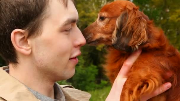 Hond likken mannen neus — Stockvideo