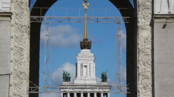 莫斯科 — — 6 月 7 日： 正门的全俄展览中心与纪念碑上 （从底部到顶部) 2009 年 6 月 7 日在莫斯科，俄罗斯。该地区的全俄展览中心-134 展馆 — 图库视频影像