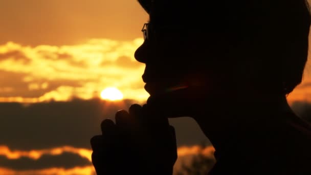 男子向天空祈祷 — 图库视频影像