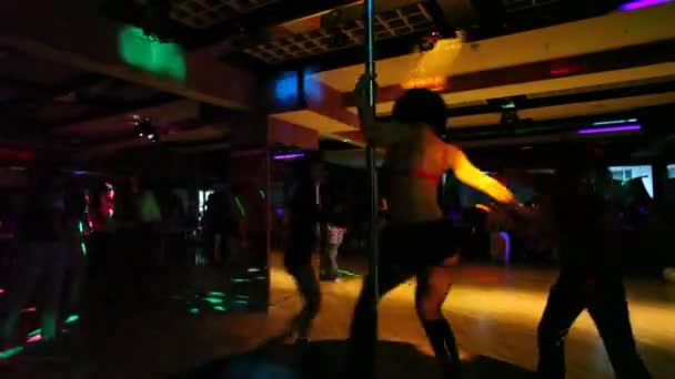 在俱乐部钢管舞 — 图库视频影像