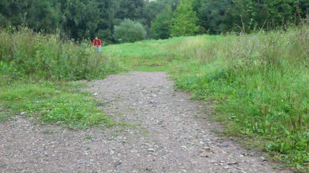 Uomo in bicicletta nel parco, alla macchina fotografica — Video Stock