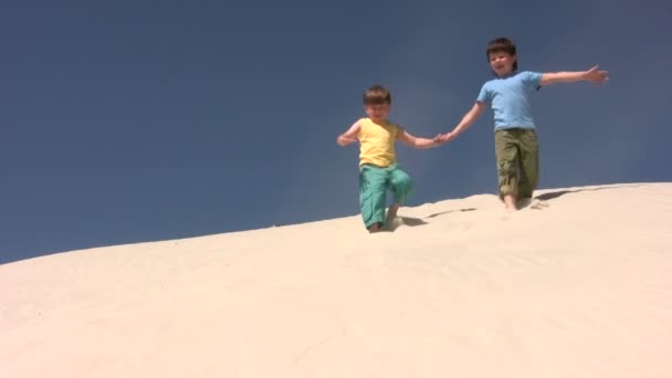 Rapazes descem pela areia — Vídeo de Stock