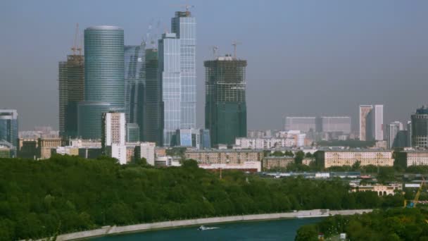 Водіння повз Москва місто хмарочосів — стокове відео