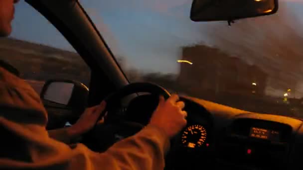 Водитель на быстрой езде — стоковое видео