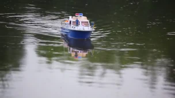 Barco modelo de controle de rádio correndo na água — Vídeo de Stock