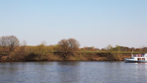 Barco nada en el río contra los árboles — Vídeos de Stock